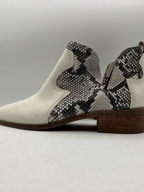 Lucky Brand Leymon White Snakeskin Leather V Notch Slip On Booties Women’s 8.5 M